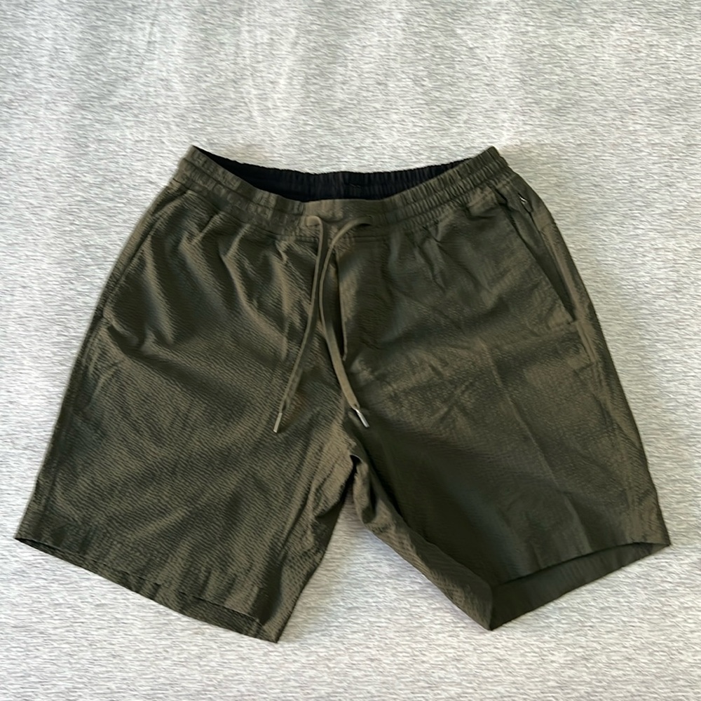 ✅Green shorts Lululemon like new size large four-way stretch unlined